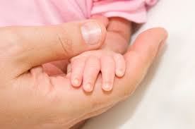 تبسم ۸ ماهه دچار سندروم نفروتیک از نوزادی می باشد.