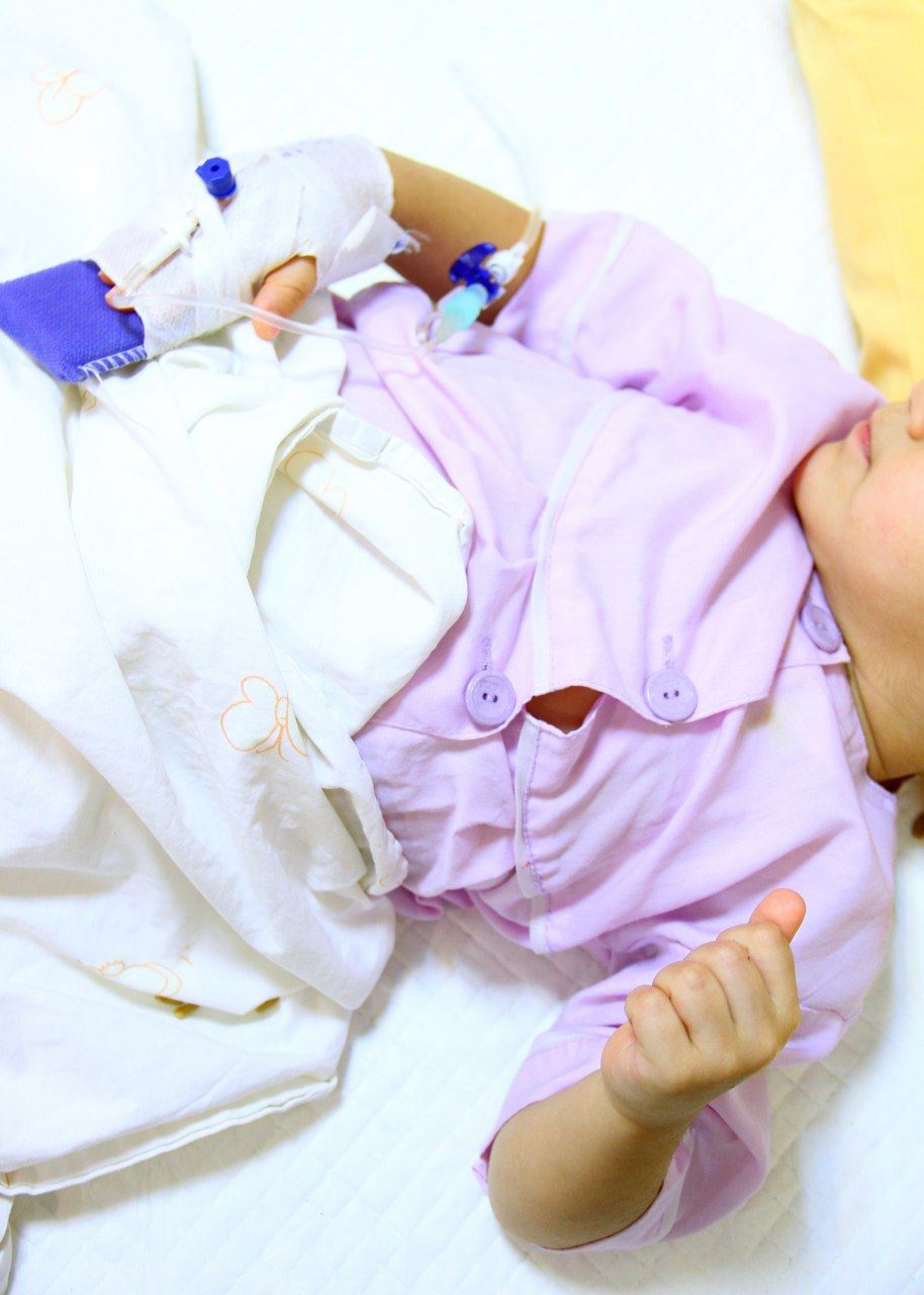علی اصغر ۶ ساله به علت تالاسمی ماژور،پیوند مغز استخوان انجام داده است.