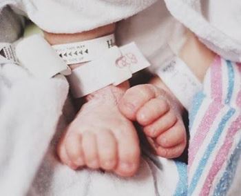 نوزاد حس مهری به صورت اورژانسی متولد شده و مدتی است که در NICU بستری می باشد.