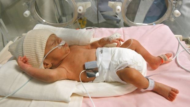 تسنیم تازه متولد شده به علت عفونت خون و پایین بودن پلاکت خون در بیمارستان بستری شده است.