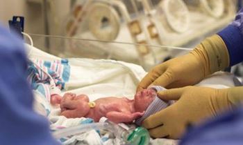 کیان تازه متولد شده ما، با تشخیص پنومونی و تنگی نفس در بیمارستان بستری شده است.