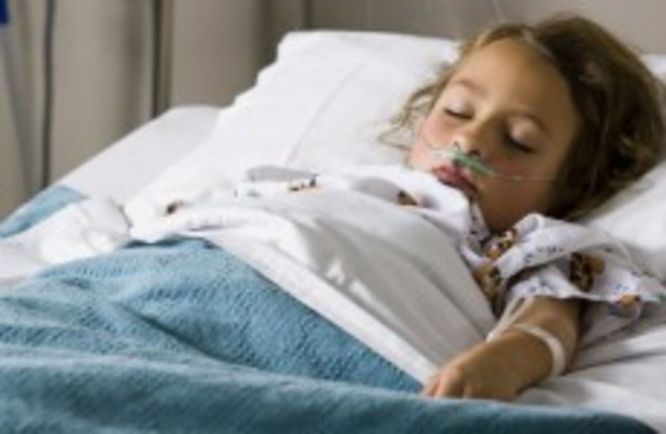 عایشه ۵ ساله به علت فلج از دوپا در بیمارستان بستری شده است.