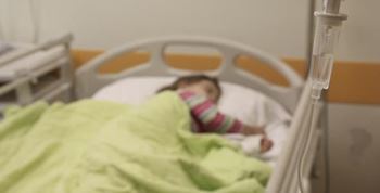عرشیا ۶ساله به علت عفونت شدید ریه بستری شده است.