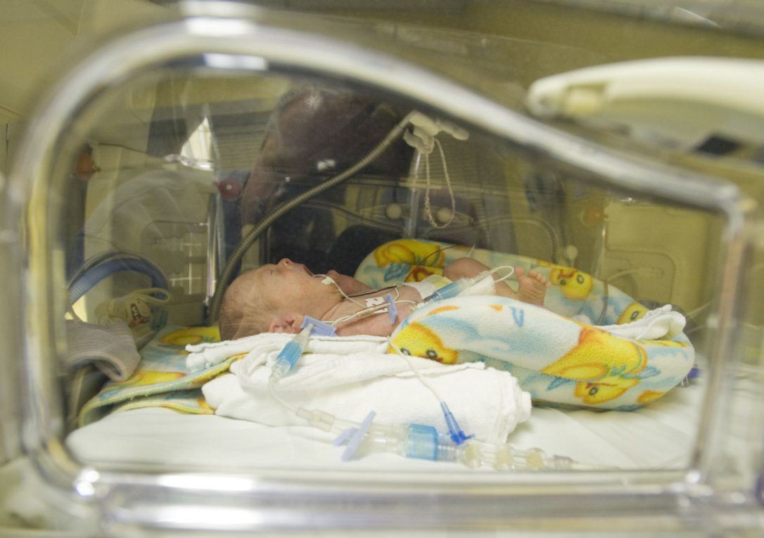 دانیال تازه متولد شده به علت تنگی نفس در بیمارستان بستری شده.