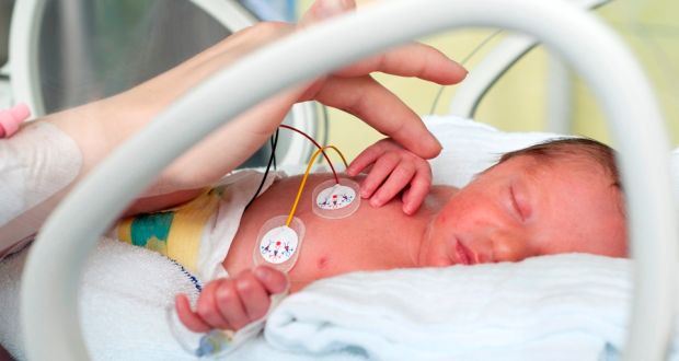 یاسین تازه متولد شده به علت تورم پیش رونده بیضه تحت عمل جراحی قرار گرفته است.