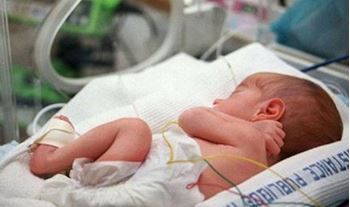 فاطمه تازه متولد شده به علت تولد زودهنگام ودیسترس تنفسی در بیمارستان بستری است.