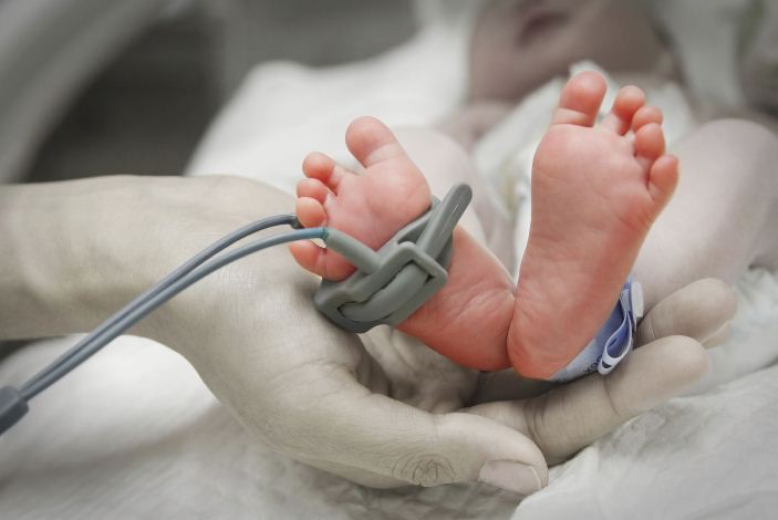 نوزاد در هنگام تولد به علت دیسترس تنفسی در بیمارستان بستری شده است.