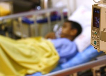 محمدرضا ۶ ساله مبتلا به دلیل&nbsp;پارگی توده ای در شکم،تحت عمل جراحی قرار گرفته است.