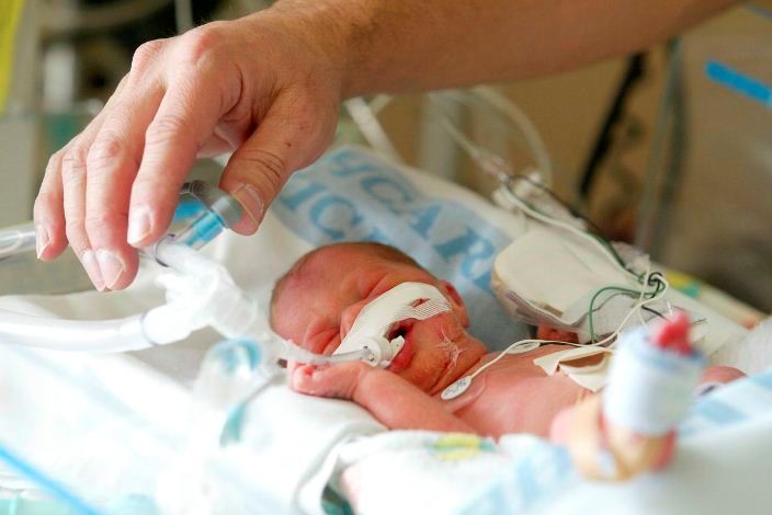 محمد نوزاد تازه متولد به دلیل دیسترس تنفسی بستری شده است.