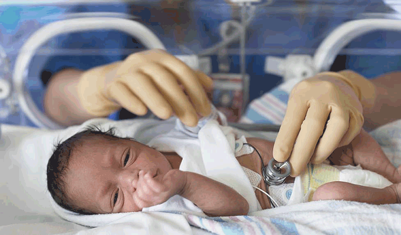 آرا نوزاد تازه&zwnj;متولد به دلیل نارسایی قلبی ریوی بستری شده است.