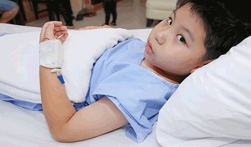 محمدطاها چهار ساله به دلیل بریدگی دست بستری شده است.