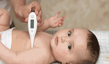 طهورا(1) یک&zwnj;ساله به دلیل تب بستری شده است.