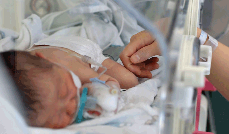 نوزاد تازه&zwnj;متولد به دلیل سپسیس بستری شده است.