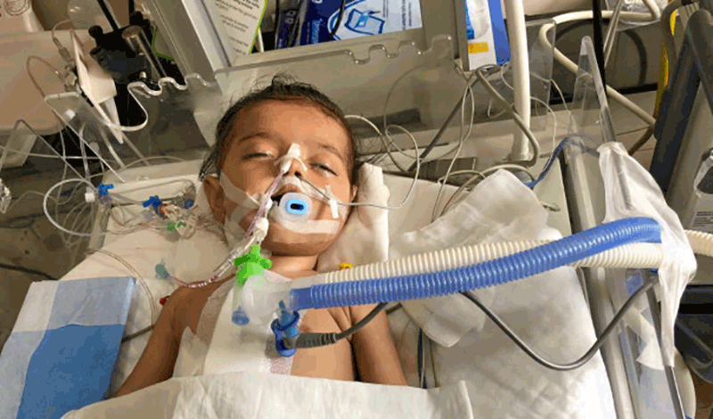 یاسر یک ساله به دلیل بیماری هیدرونفروز بستری شده است.