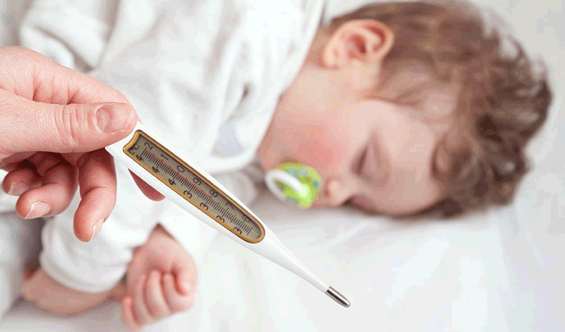 امیرعباس دوساله به دلیل تب بستری شده است.