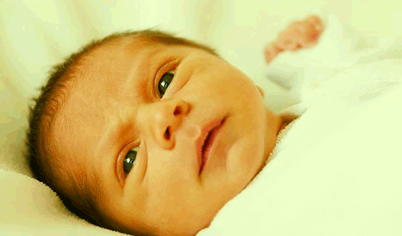 فاطمه زهرا تازه متولد به دلیل زردی بستری شده است.