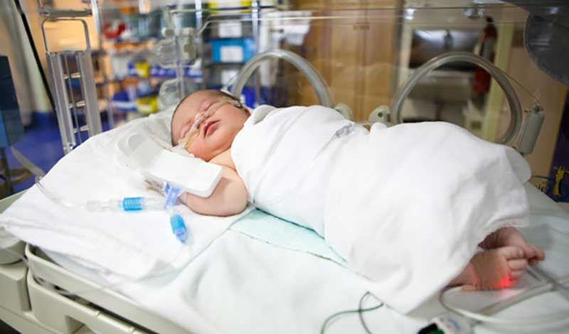 محمدسبحان تازه متولد به دلیل نارس بودن بستری شده است.