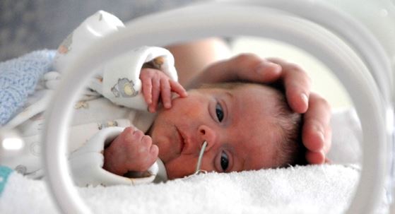 نوزاد تازه&zwnj;متولد به دلیل عفونت ریوی بستری شده است.