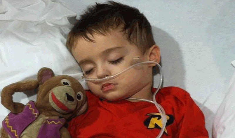 ابراهیم سه ساله به دلیل تنگی نفس و تب بالا بستری شده است.