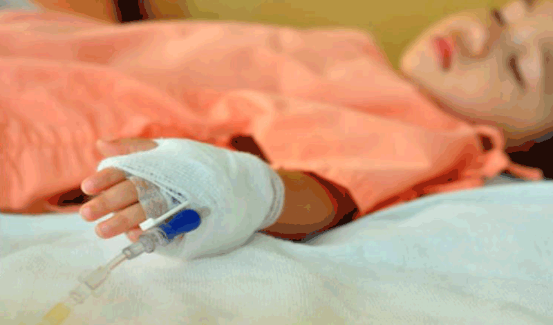 ساجده(2)سه ساله به دلیل دیسترس تنفسی بستری شده است.