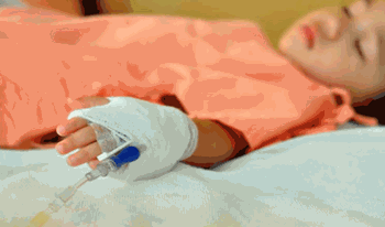 ساجده(2)سه ساله به دلیل دیسترس تنفسی بستری شده است.