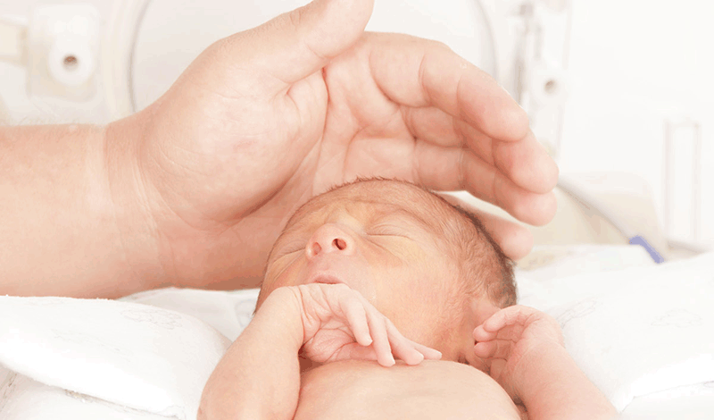 نوزاد تازه&zwnj;متولد به دلیل پایین بودن قند خون بستری شده است.