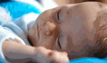 رضا(2) یک&zwnj;ساله به دلیل تشنج بستری شده است.