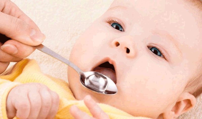 آیناز یک&zwnj;ساله به دلیل تب بستری شده است.