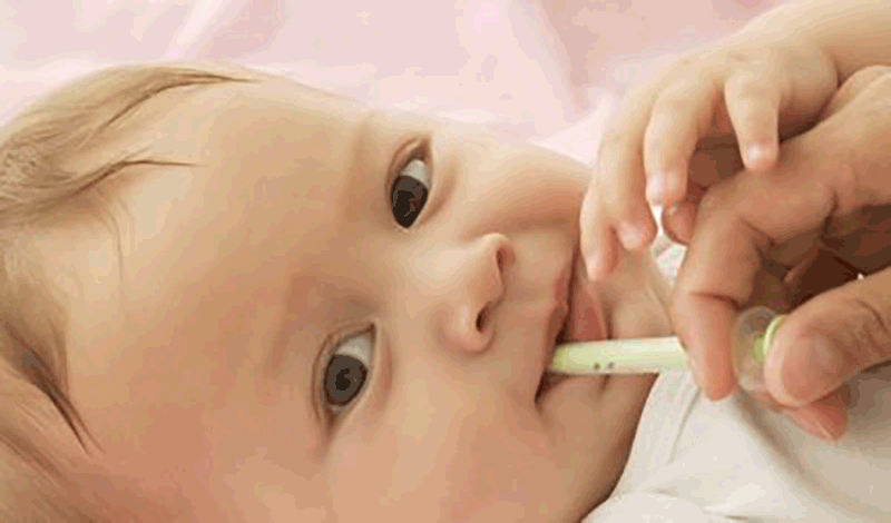 امیدرضا یک&zwnj;ساله به دلیل اسهال و استفراغ شدید بستری شده است.