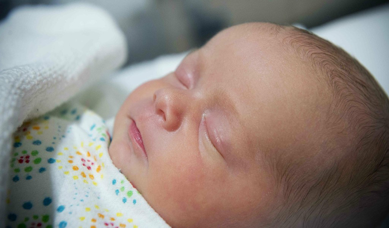 نوزاد تازه&zwnj;متولد به دلیل تشنج بستری شده است.