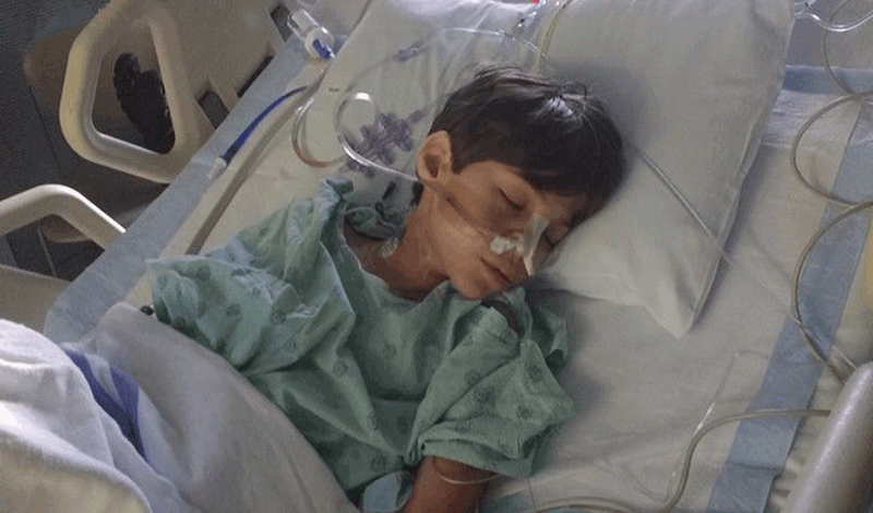 محمدجواد هفت&zwnj;ساله به دلیل عفونت ریه بستری شده است.