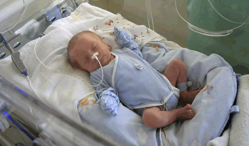 نوزاد یک&zwnj;ماهه&nbsp;به دلیل عفونت ریه بستری شده است.