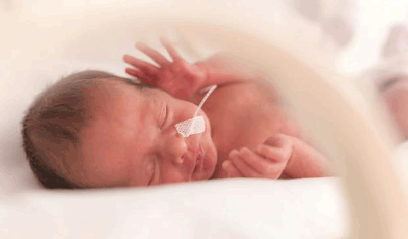 نوزاد تازه&zwnj;متولد به دلیل عفونت ریه بستری شده است.