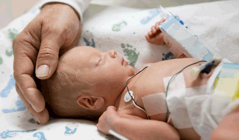 نوزاد تازه متولد قل1 به دلیل عفونت بستری شده است.