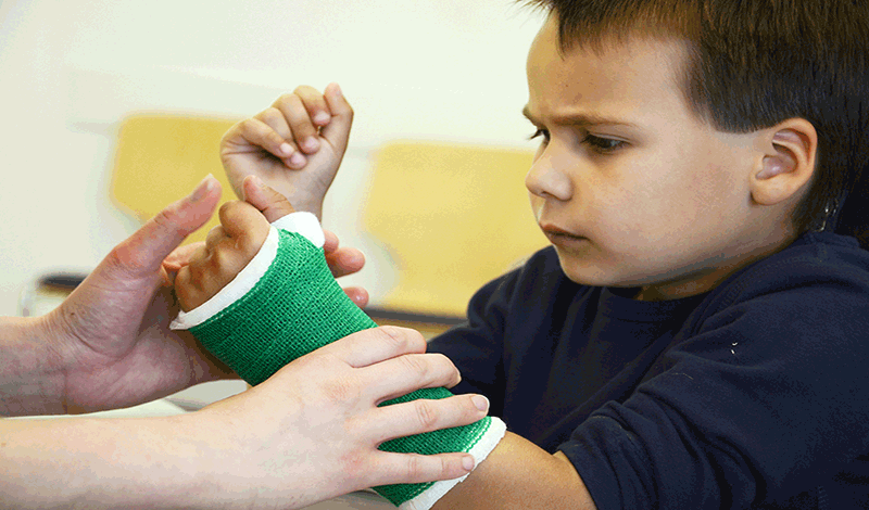 محمدایمان نه ساله به دلیل شکستگی&nbsp;دست بستری شده است.