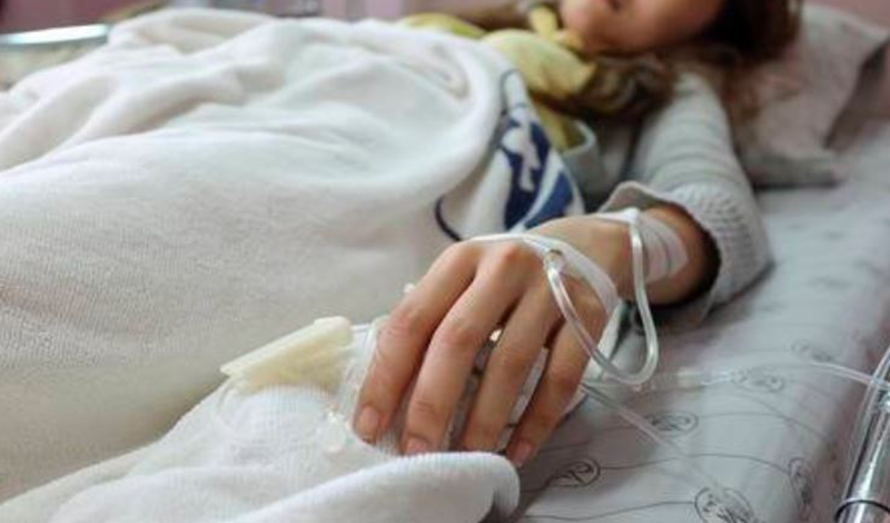 خدیجه پانزده ساله&nbsp;به دلیل تشنج بستری شده است.