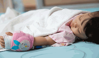 سارینا دو ساله به دلیل سندروم نفروتیک بستری شده است.