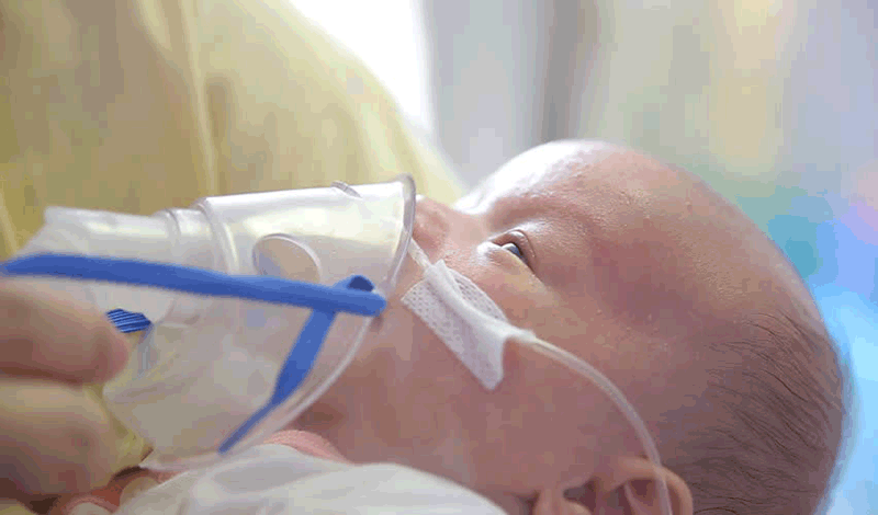 حامد(1)یک&zwnj;ساله&nbsp;به دلیل عفونت ریه بستری شده است.