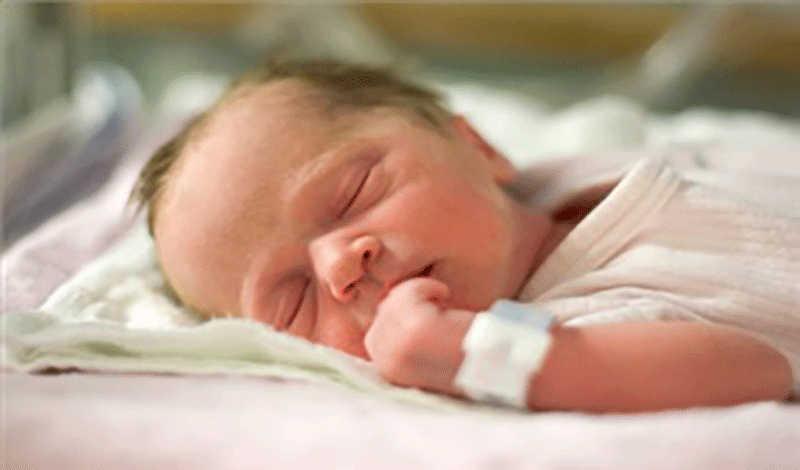 نوزاد تازه&zwnj;متولد به دلیل بلع مکونیوم بستری شده است.