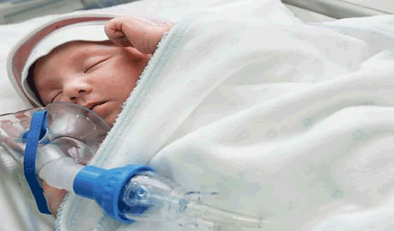 نوزاد تازه&zwnj;متولد&nbsp;به دلیل&nbsp;مشکلات تنفسی بستری شده است.