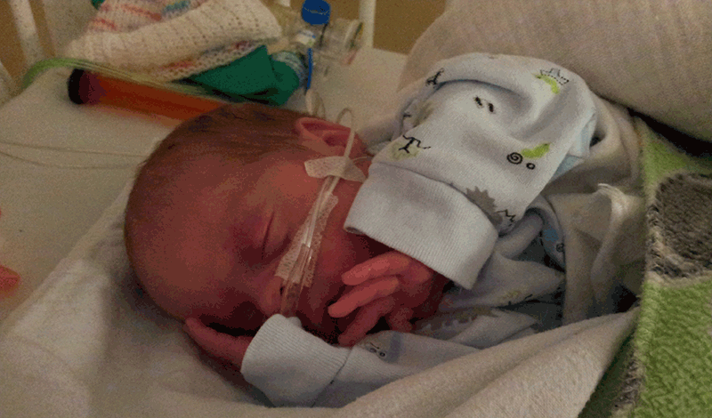 نوزاد تازه&zwnj;متولد&nbsp;به دلیل&nbsp;عفونت ریه بستری شده است.