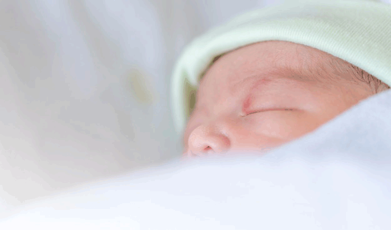 نوزاد تازه&zwnj;متولد به دلیل مشکل تنفسی بستری شده است.