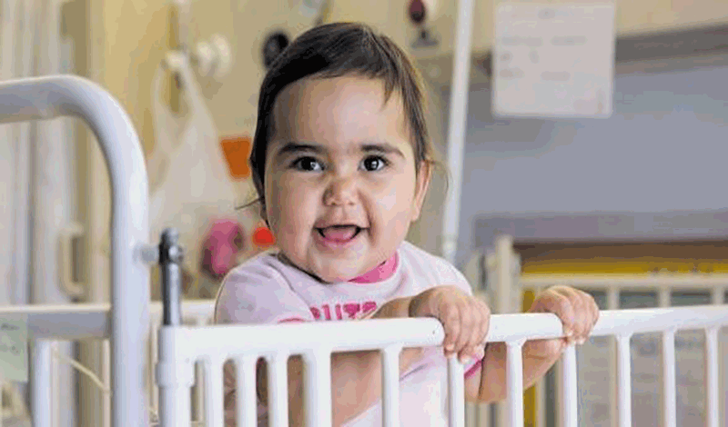حوریا(1)دو ساله به دلیل&nbsp;تشنج بستری شده است.