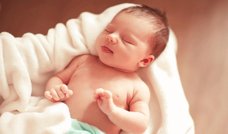 نوزاد تازه&zwnj;متولد به دلیل آسفیکسی بستری شده است.