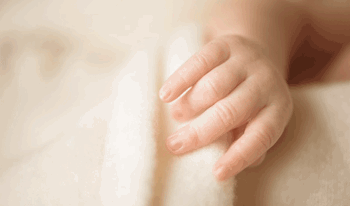حسین(1)چهارماهه به دلیل تب بستری شده است.