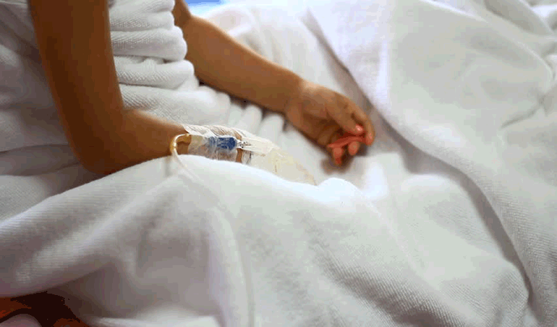 محمدامین(1)هفت&zwnj;ساله&nbsp;به دلیل تب بستری شده است.