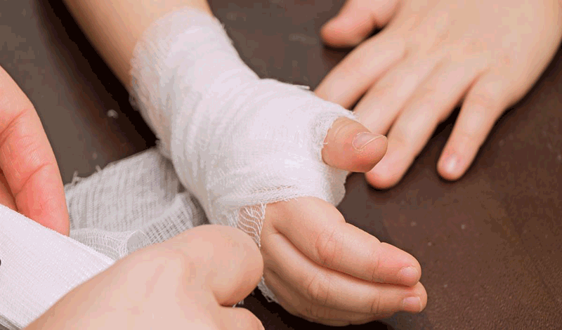 

پارسا پنج&zwnj;ساله&nbsp;به دلیل شکستگی انگشت دست بستری شده است.

