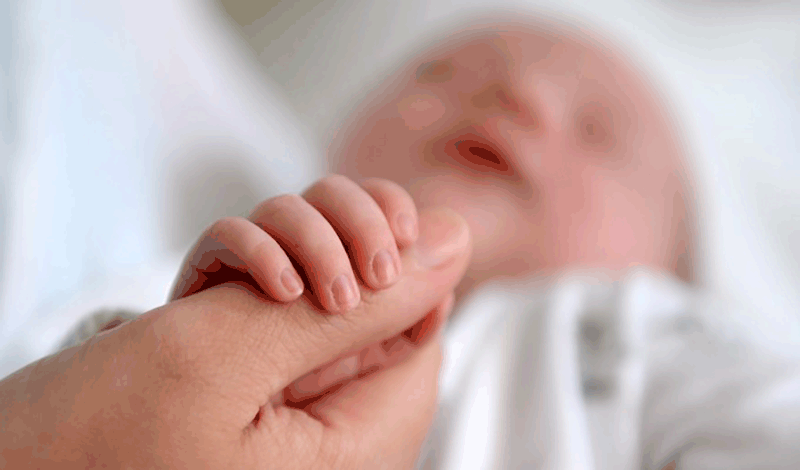 نوزاد تازه&zwnj;متولد به دلیل انسداد روده بستری شده است.