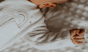 نوزاد تازه&zwnj;متولد&nbsp;به دلیل نارس بودن بستری شده است.
&nbsp;