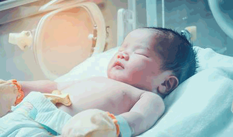 نوزاد&nbsp;تازه&zwnj;متولد&nbsp;به دلیل تنگی نفس بستری شده است.